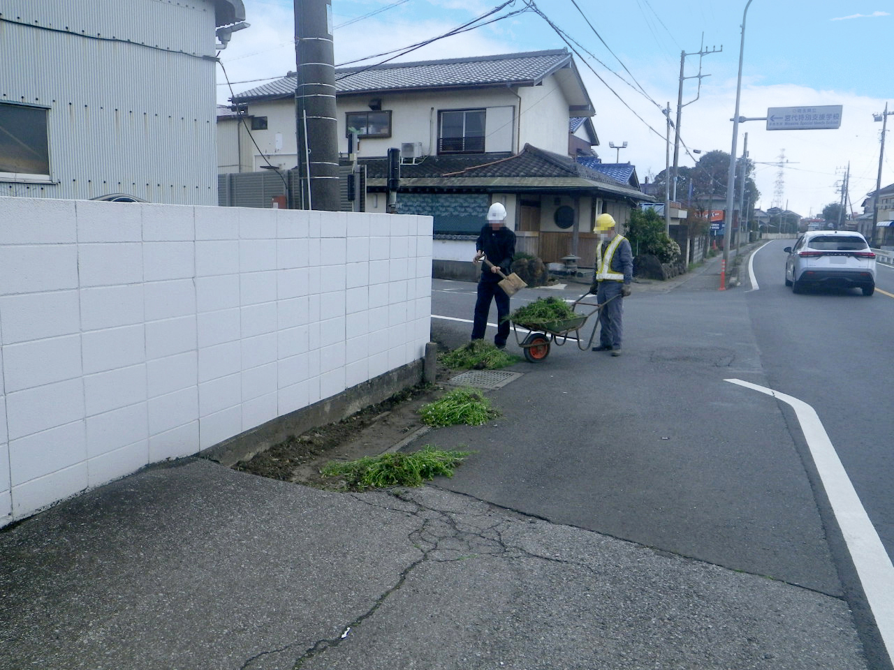 白岡機材センター周辺道路の草刈りの様子