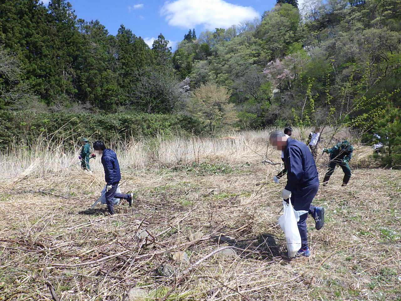 広瀬川流域一斉清掃活動の様子